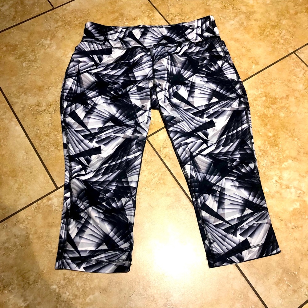 Danskin now medium Capri workout pants